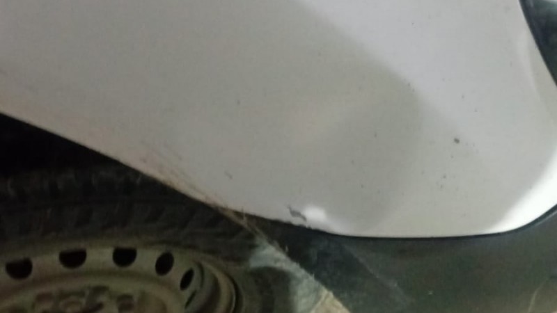 Detuvieron a un hombre por arrojar piedras y botellas contra un patrullero
