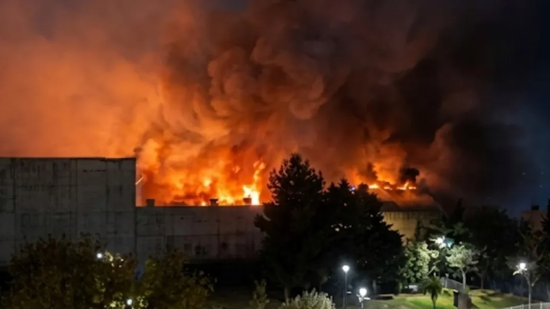 Un fuerte incendio destruyó un depósito de La Anónima en Cipolletti
