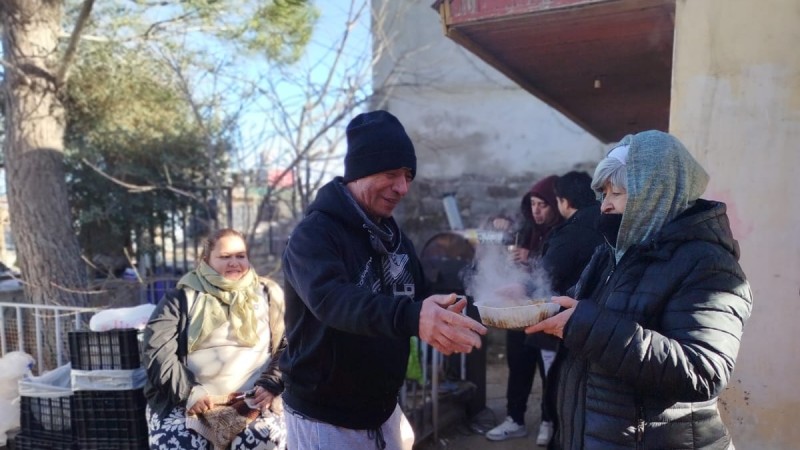 Preparan una nueva olla solidaria para asistir a familias durante el invierno