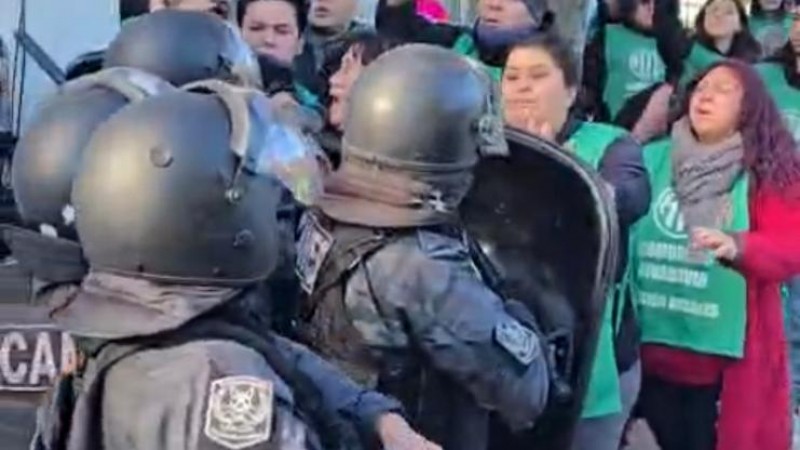 Disturbios en Supervisión de Escuelas entre ATE y la policía