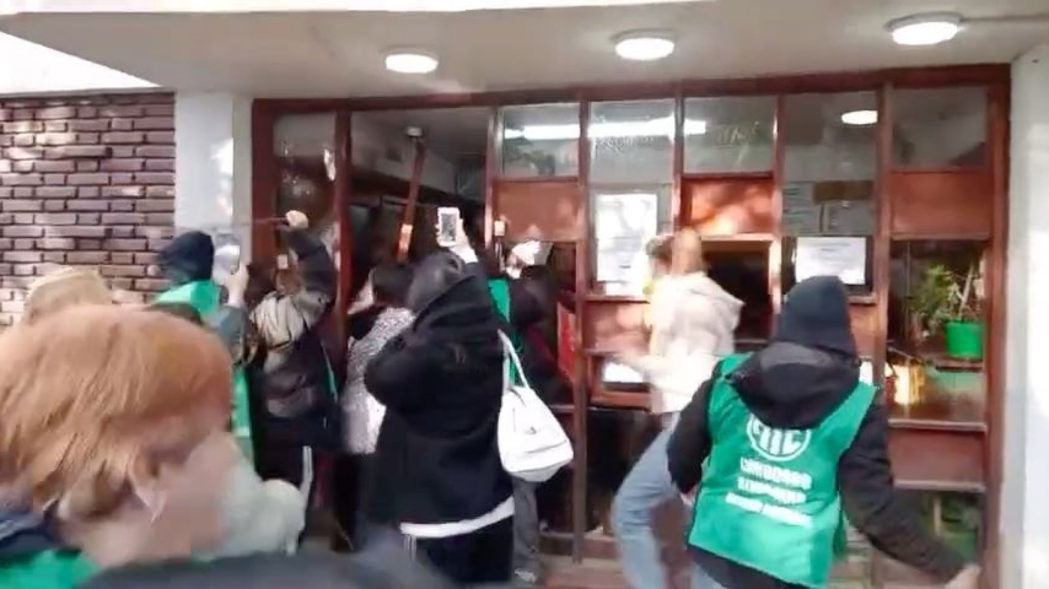 Destrozos y agresiones: tres detenidos y cinco policías lesionados tras una protesta de un sector minoritario de ATE