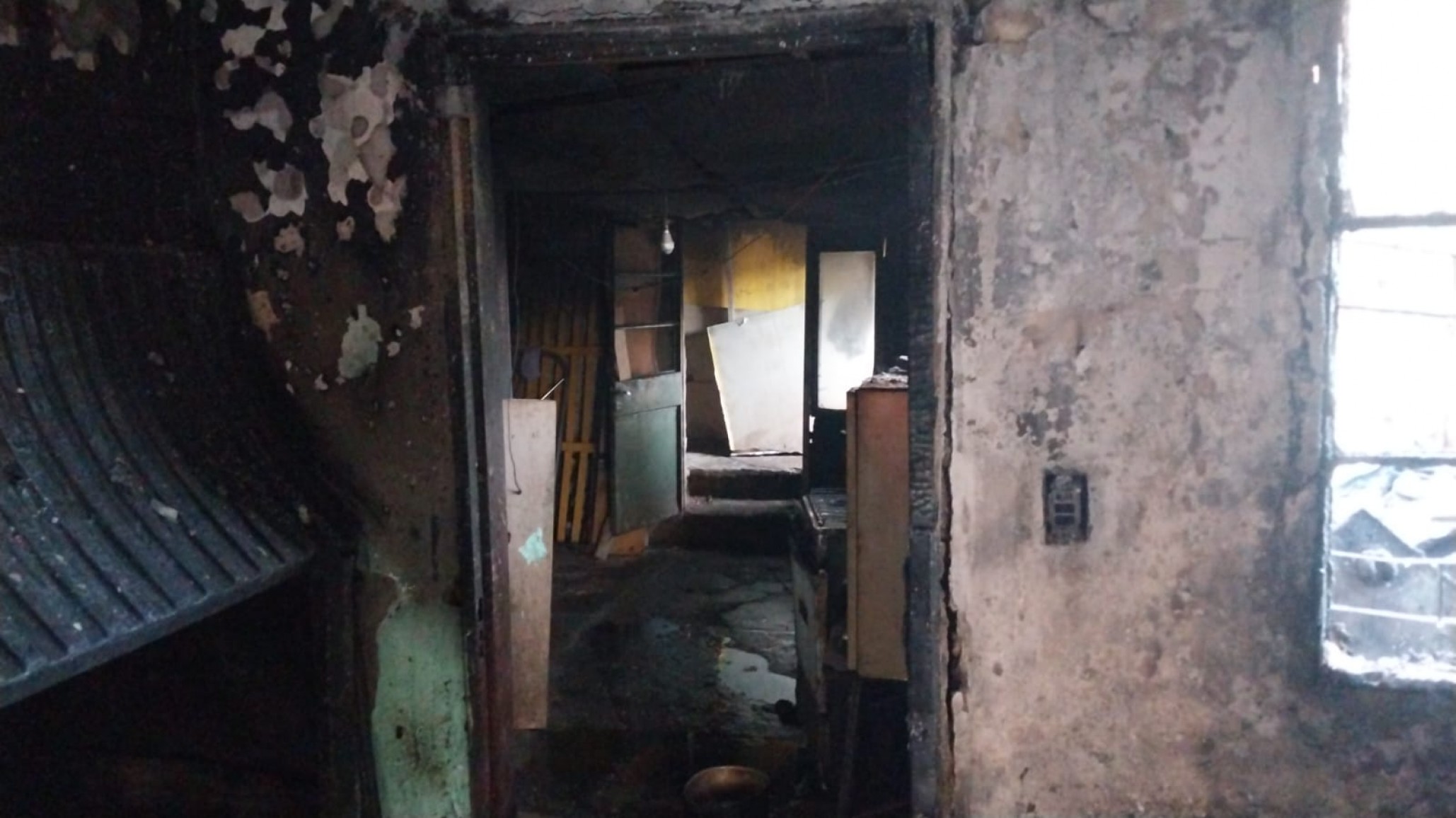 Héroes en el barrio: quince vecinos salvaron a un abuelo tras incendiarse su casa en Comodoro