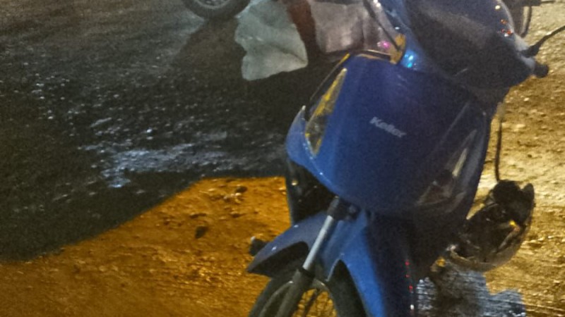 Una motociclista terminó herida tras chocar con un auto