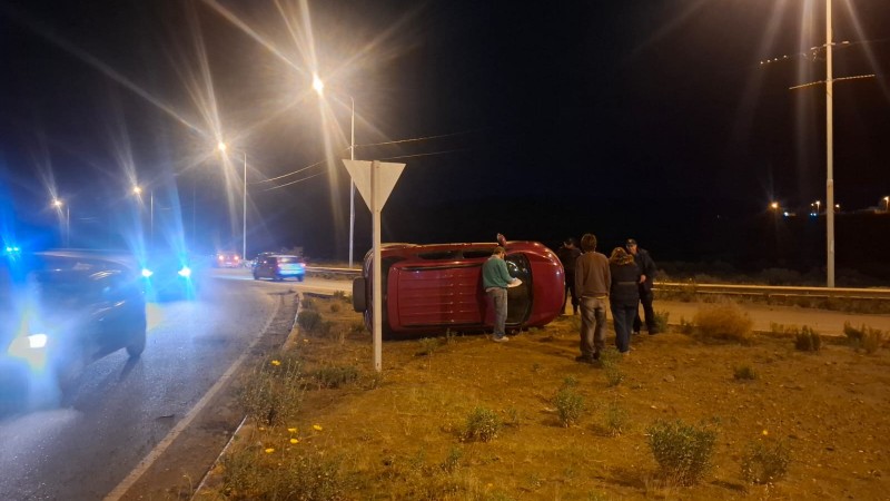 Perdió el control por el asfalto mojado y terminó despistando en una rotonda de Comodoro