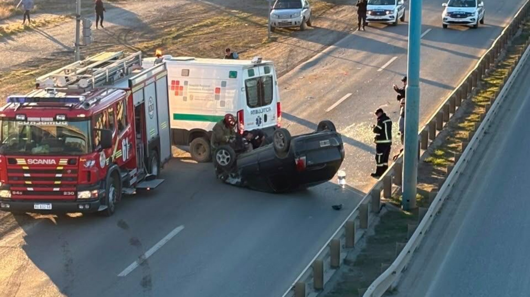 Choque y violento vuelco en el puente de Rodríguez Peña
