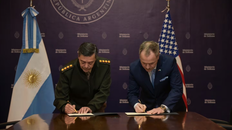 Argentina firmó acuerdos con Estados Unidos para acceder a drones y fortalecer la logística militar
