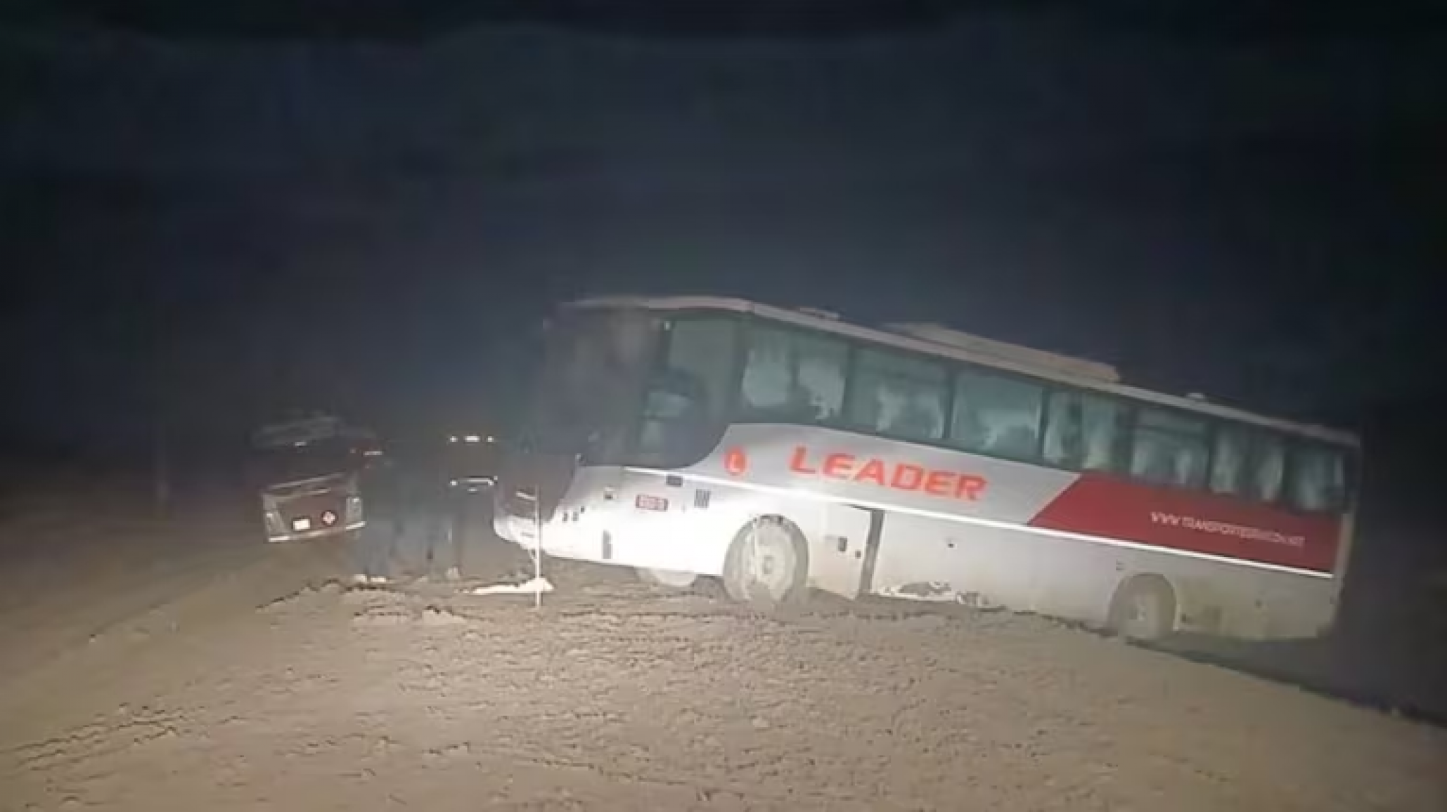 Un colectivo con 41 pasajeros quedó al borde de un precipicio