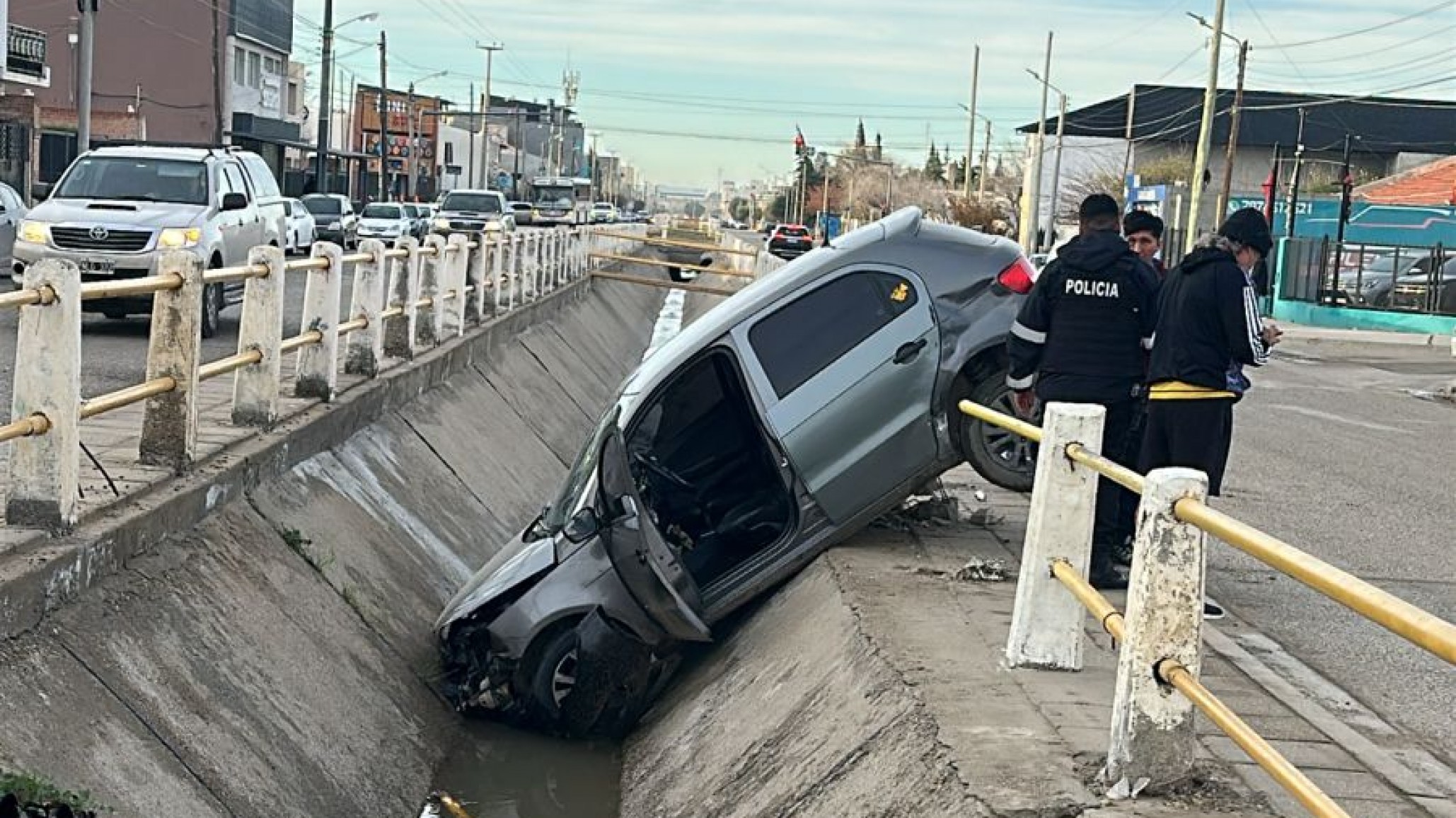 Chocaron en Avenida Roca y un auto terminó dentro del canal evacuador
