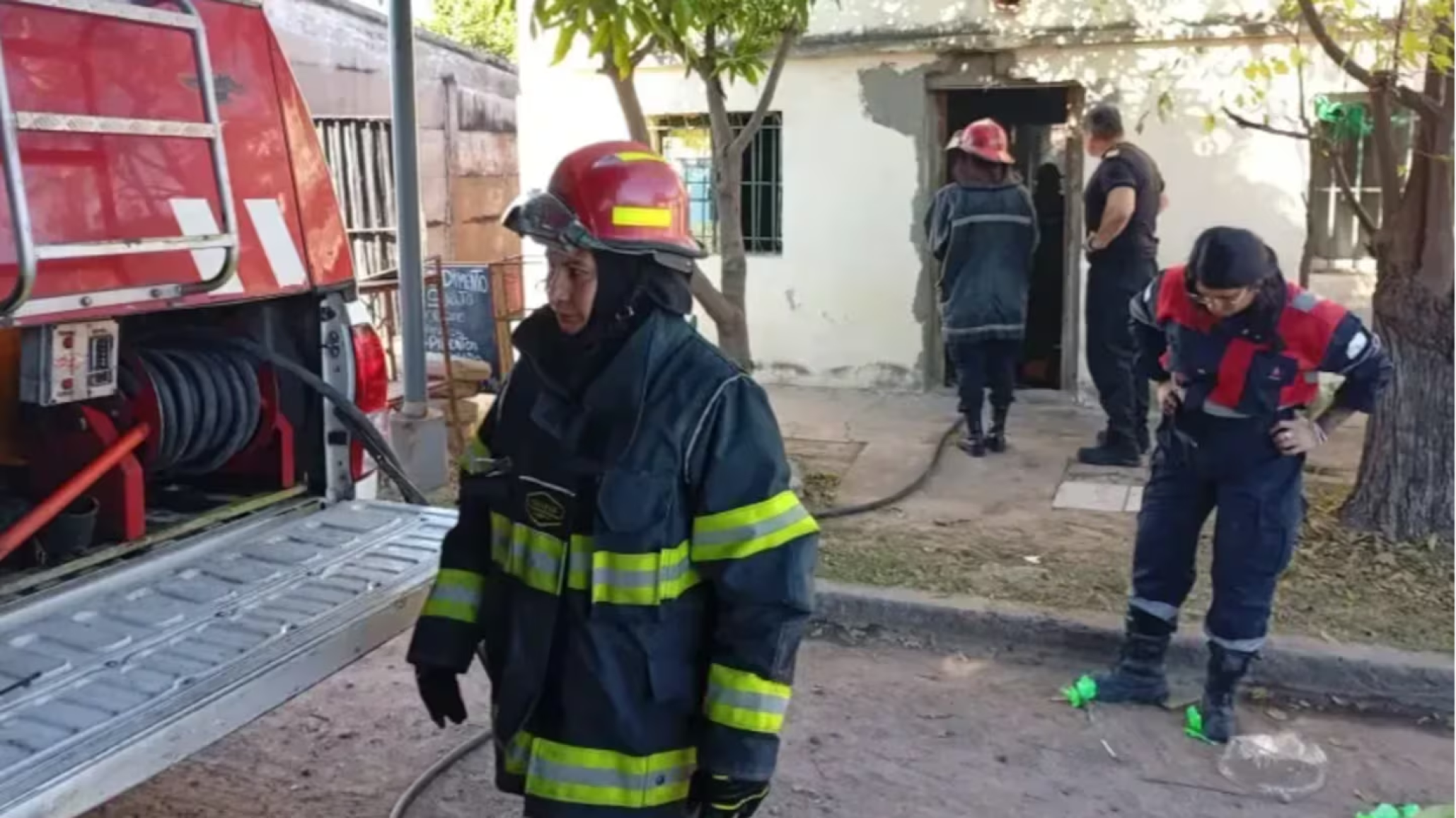 Horror: le pidió dinero a su madre para comprar droga, ella se negó y le prendió fuego la casa