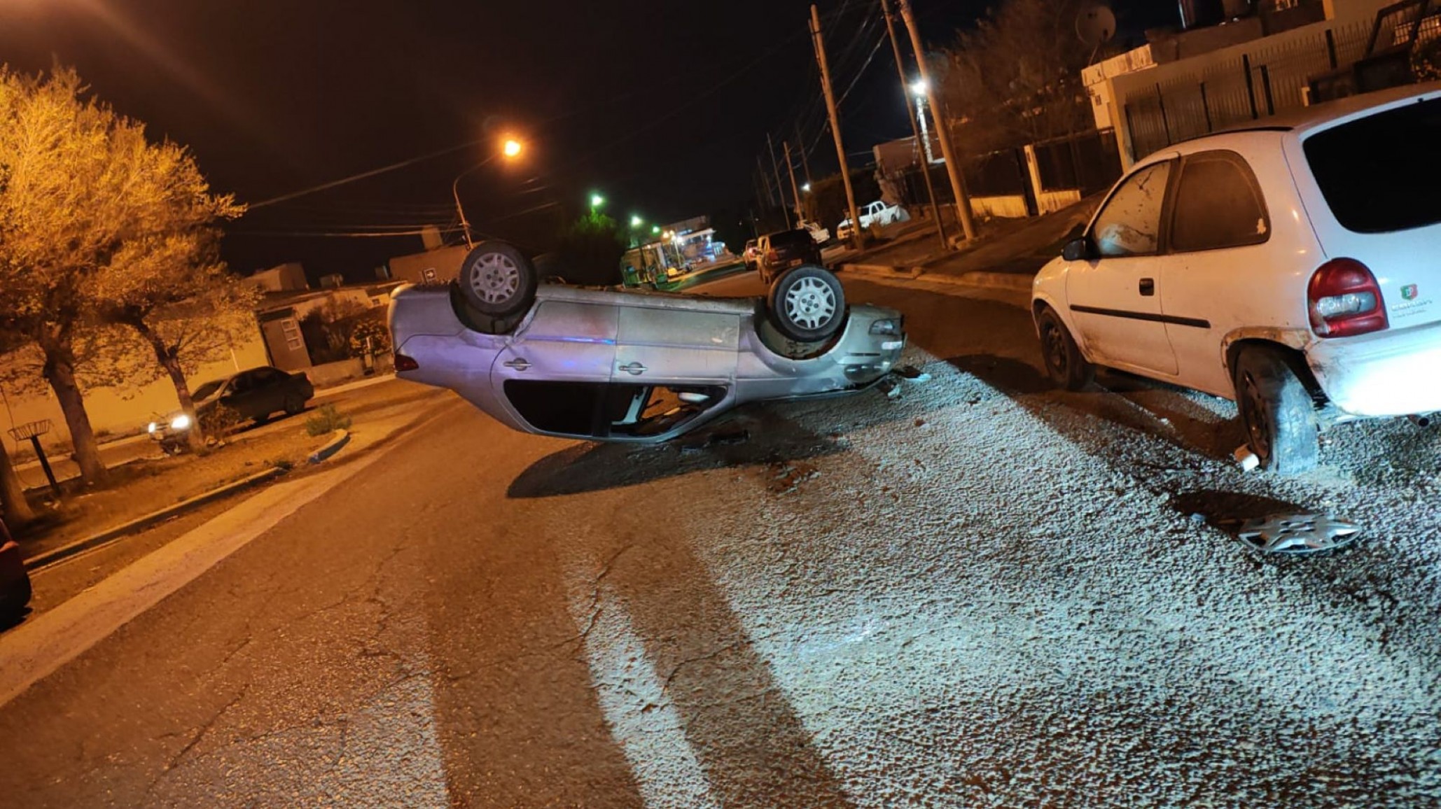 Accidente con vuelco y alcoholemia cuatro veces más alta de la permitida en Comodoro: un joven perdió el control y chocó autos estacionados