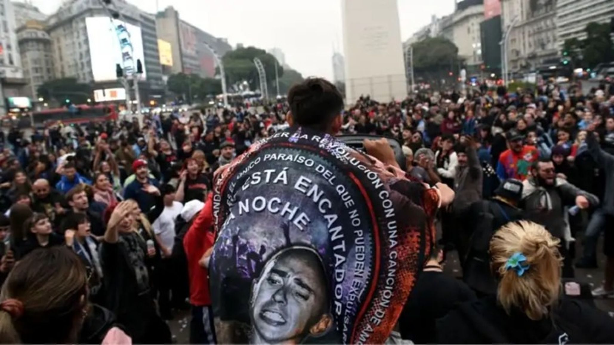 El último adiós al "Indio" Solari: tensión, incidentes y al menos 17 detenidos en el Obelisco