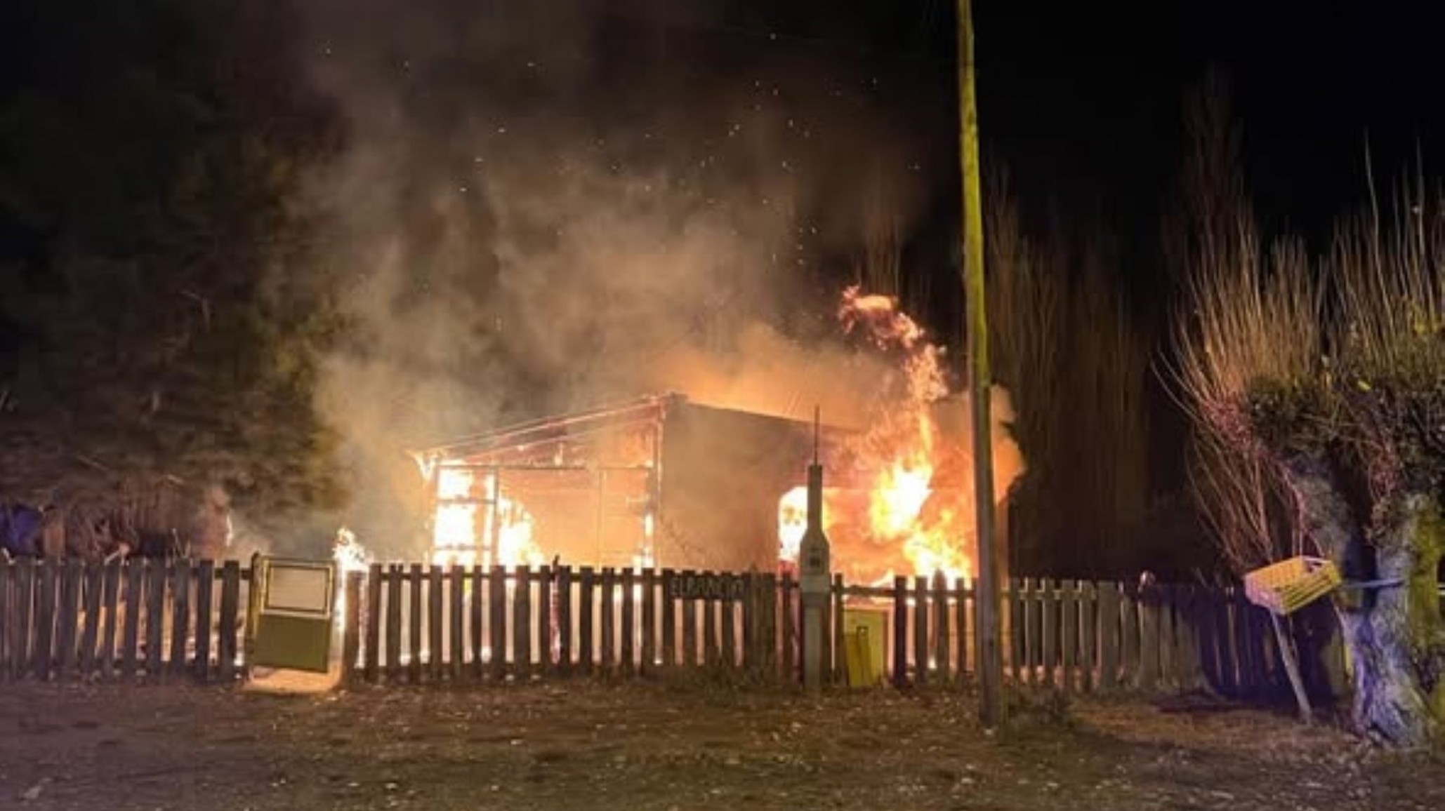 Incendio en Alto Río Senguer: una vivienda histórica de la Costanera sufrió graves daños