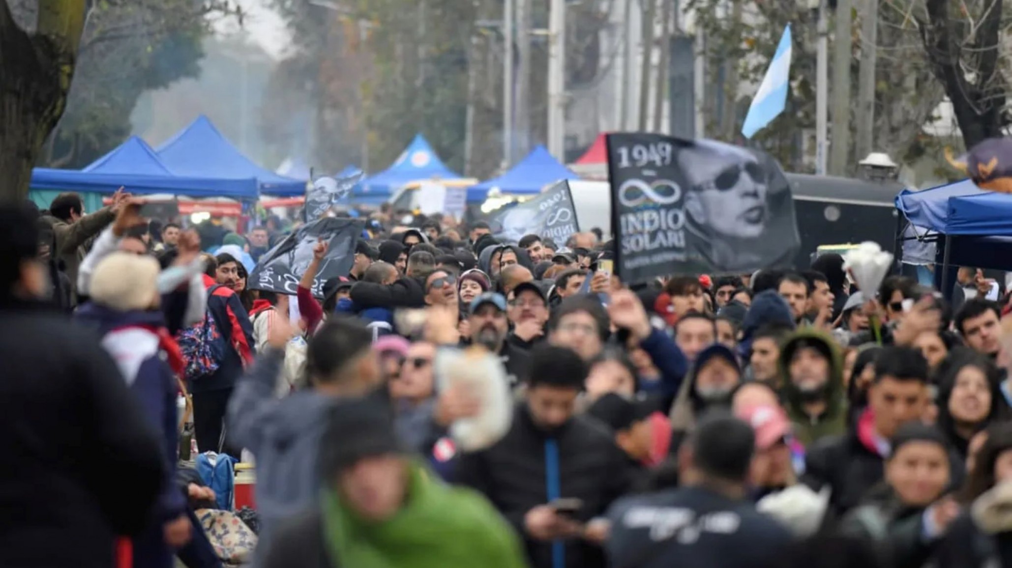 Comenzó el velorio del Indio Solari: ingresaron los primeros fanáticos a despedirlo