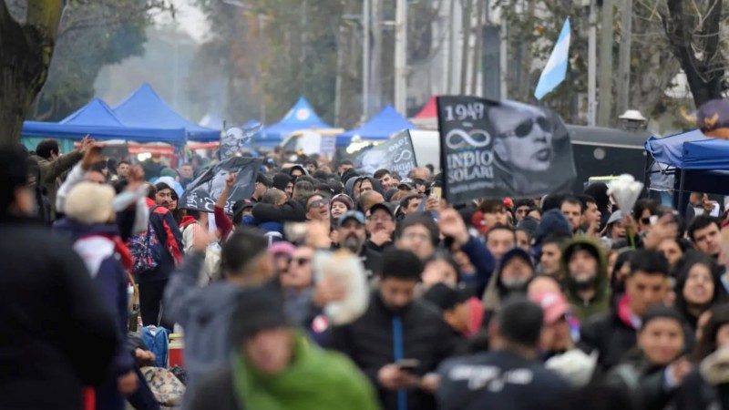 Comenzó el velorio del Indio Solari: ingresaron los primeros fanáticos a despedirlo