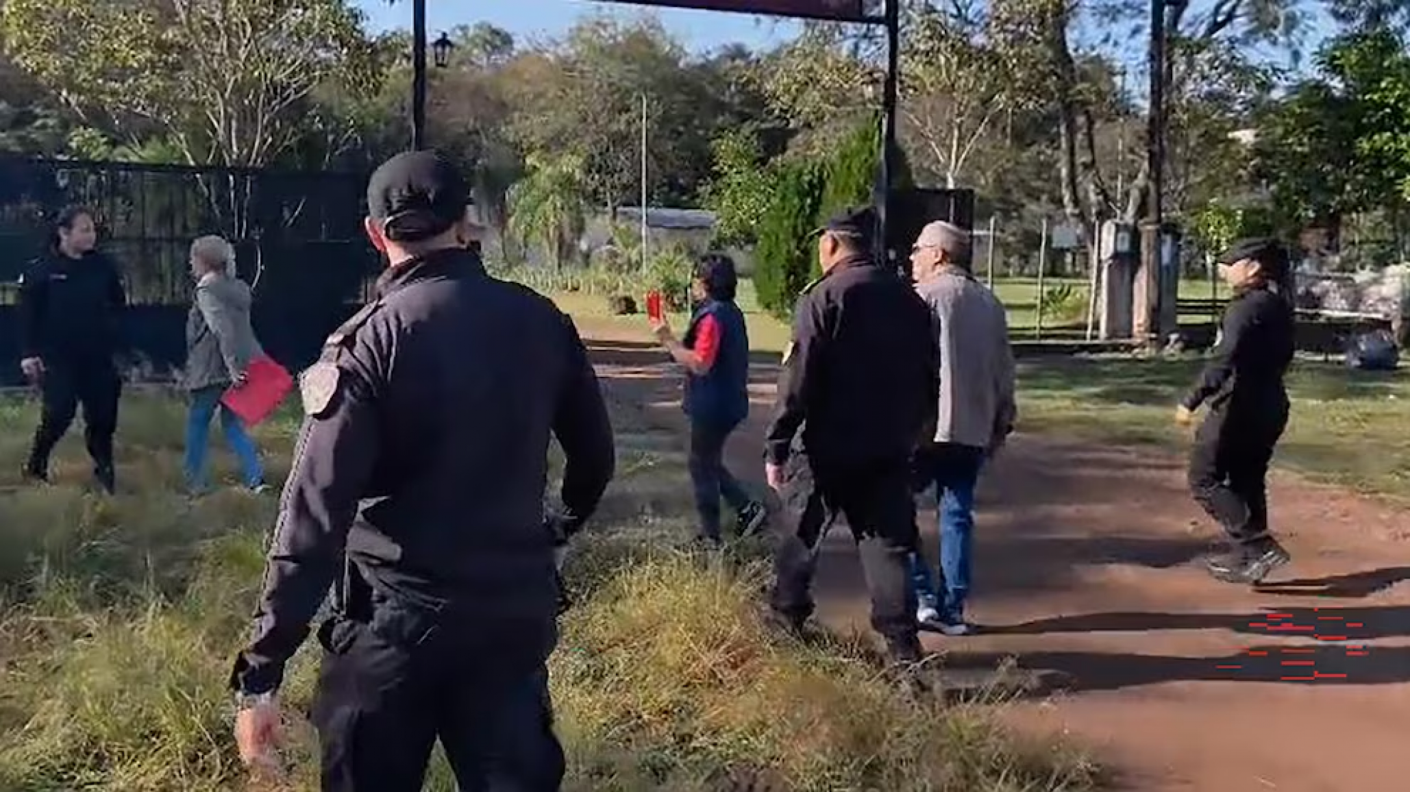 Desobedeció una orden judicial, intentó atacar a policías con un machete y mordió a una oficial: quedó detenida