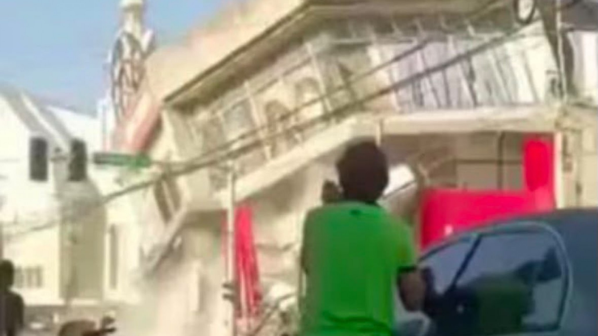 Fuerte sismo en Filipinas dejó víctimas, derrumbes y temor por un posible tsunami