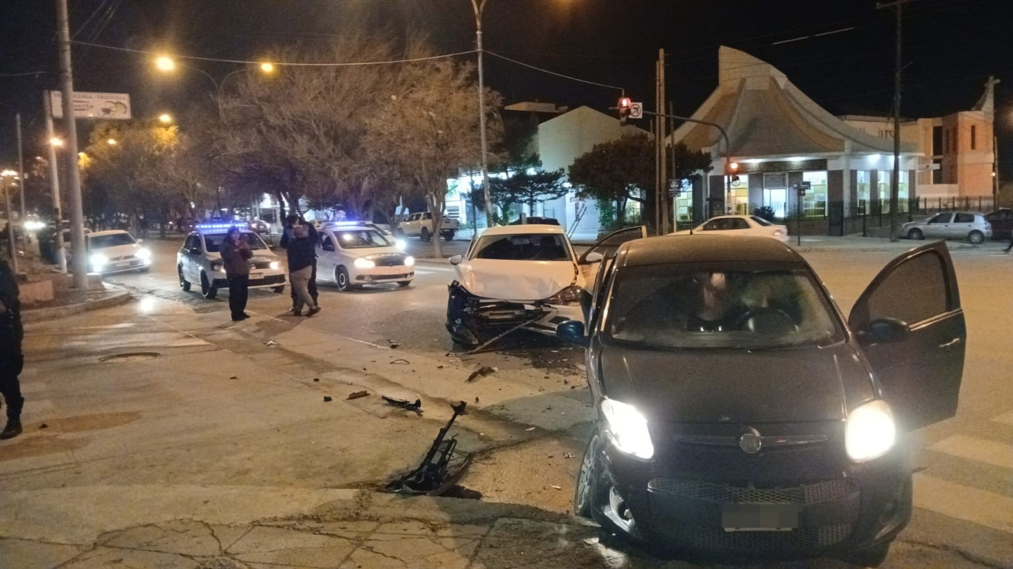 Choque entre dos autos en barrio Isidro Labrador: una mujer y dos niños fueron trasladados al hospital