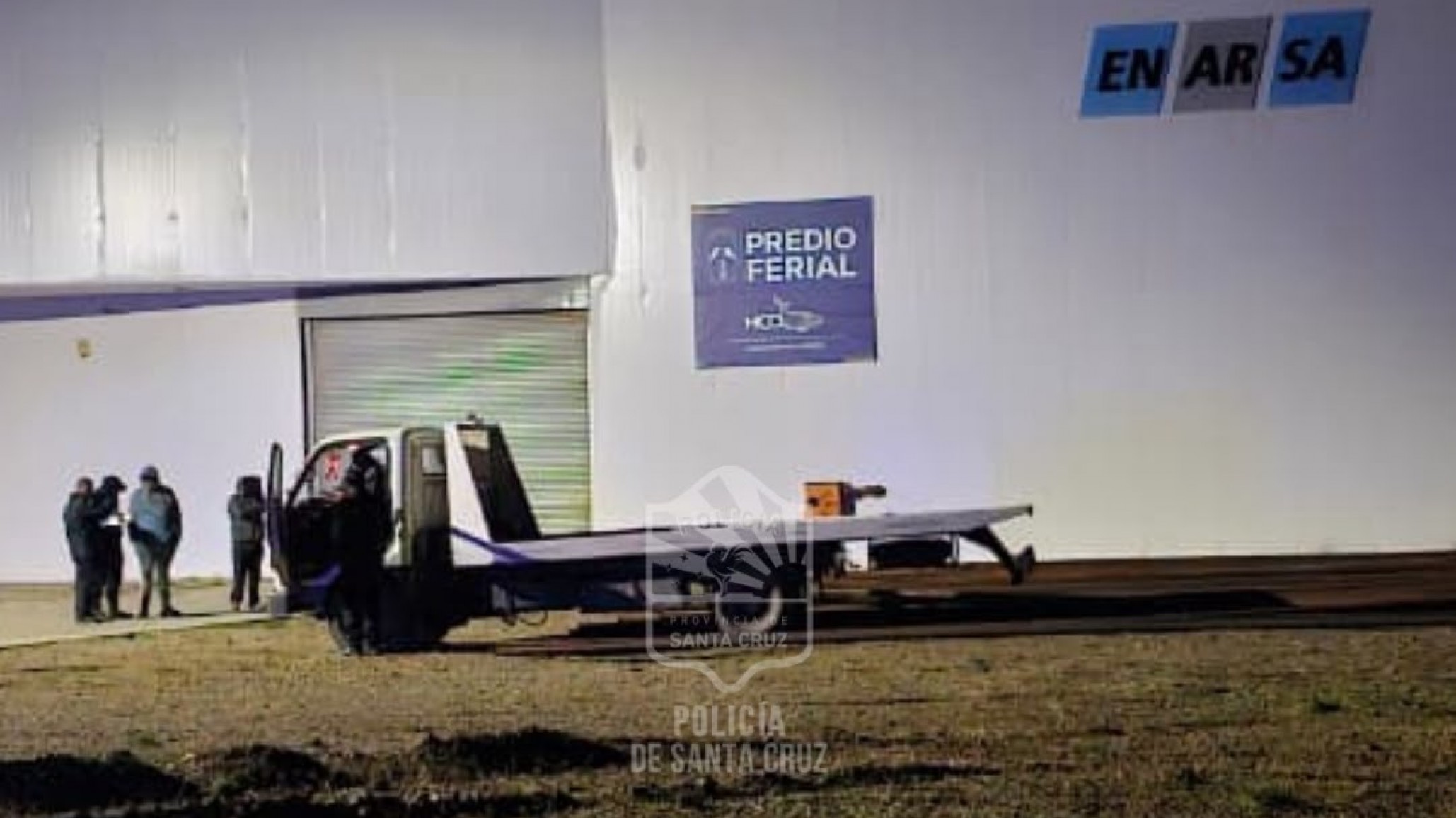 Intentaban llevarse caños de ENARSA en un camión grúa y terminaron detenidos