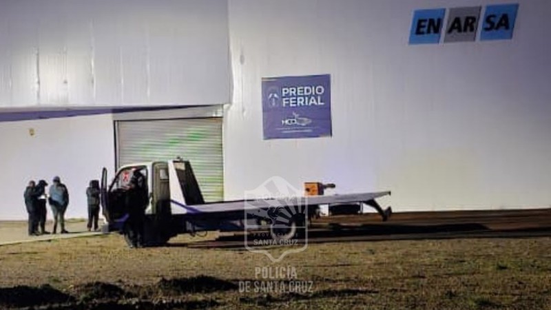 Intentaban llevarse caños de ENARSA en un camión grúa y terminaron detenidos