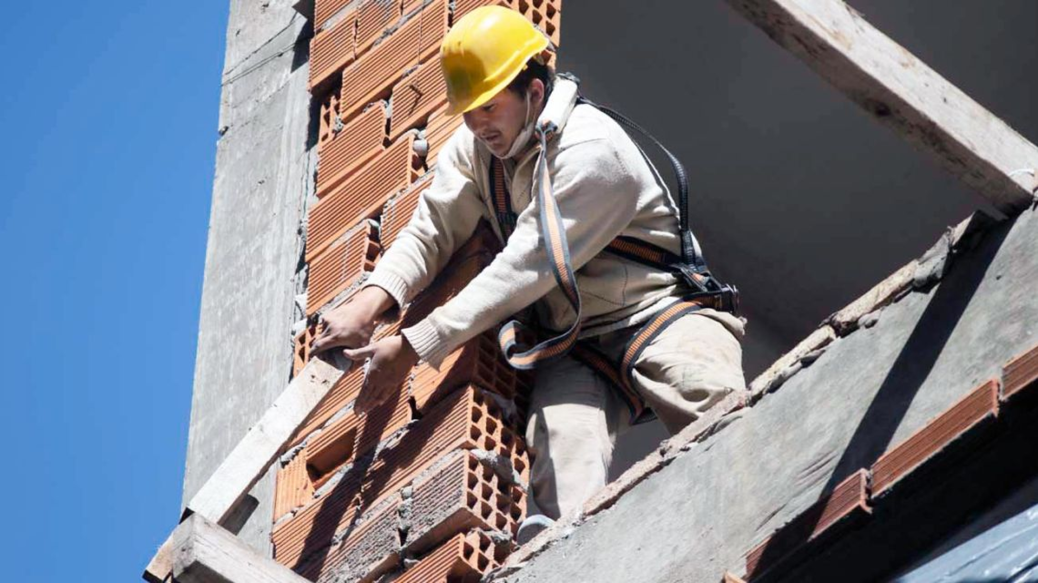 La industria y la construcción volvieron a caer en abril