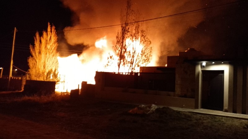 Una casa fue destruida por el fuego en Bella Vista Sur: la vivienda sufrió daños totales