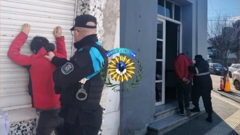 Lo sorprendieron en pleno centro con prendas robadas y terminó detenido