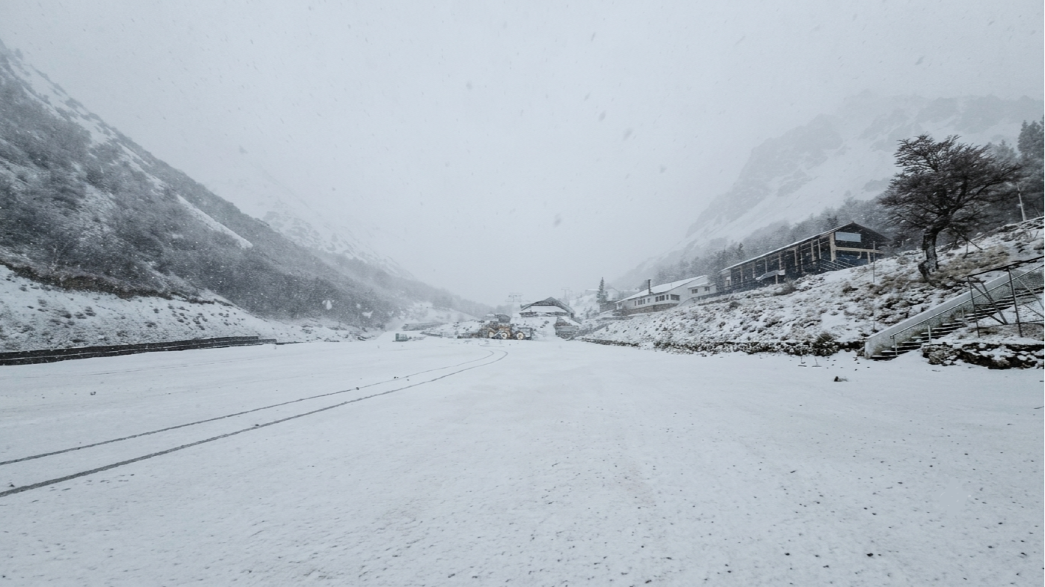 Llegó la nieve a La Hoya: las primeras postales blancas ilusionan a Esquel