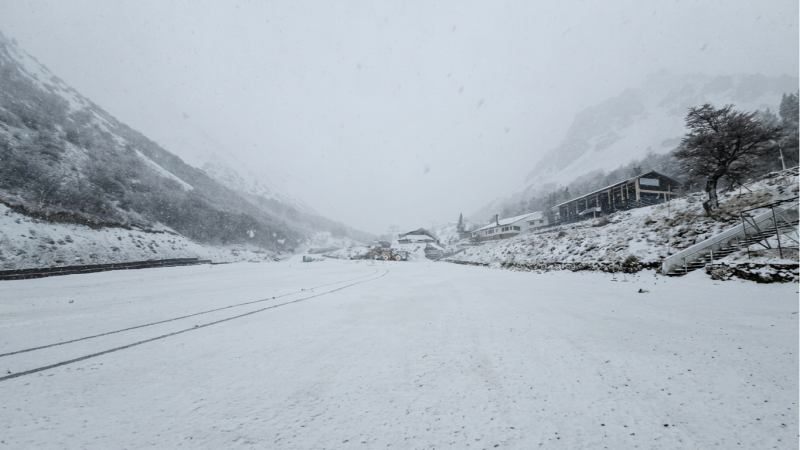 Llegó la nieve a La Hoya: las primeras postales blancas ilusionan a Esquel