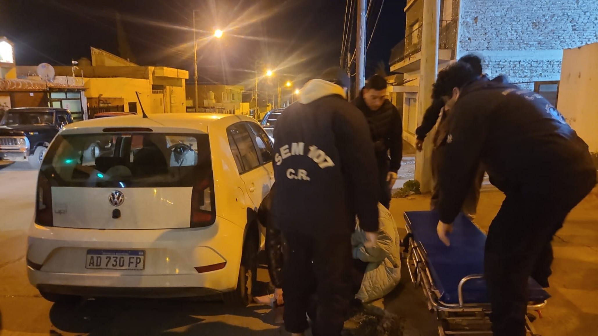 Una motociclista fue hospitalizada tras un choque con una trafic en pleno centro