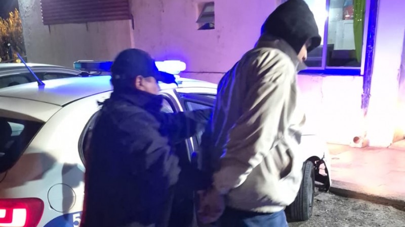 Detuvieron a un joven por violar una prohibición de acercamiento a su madre