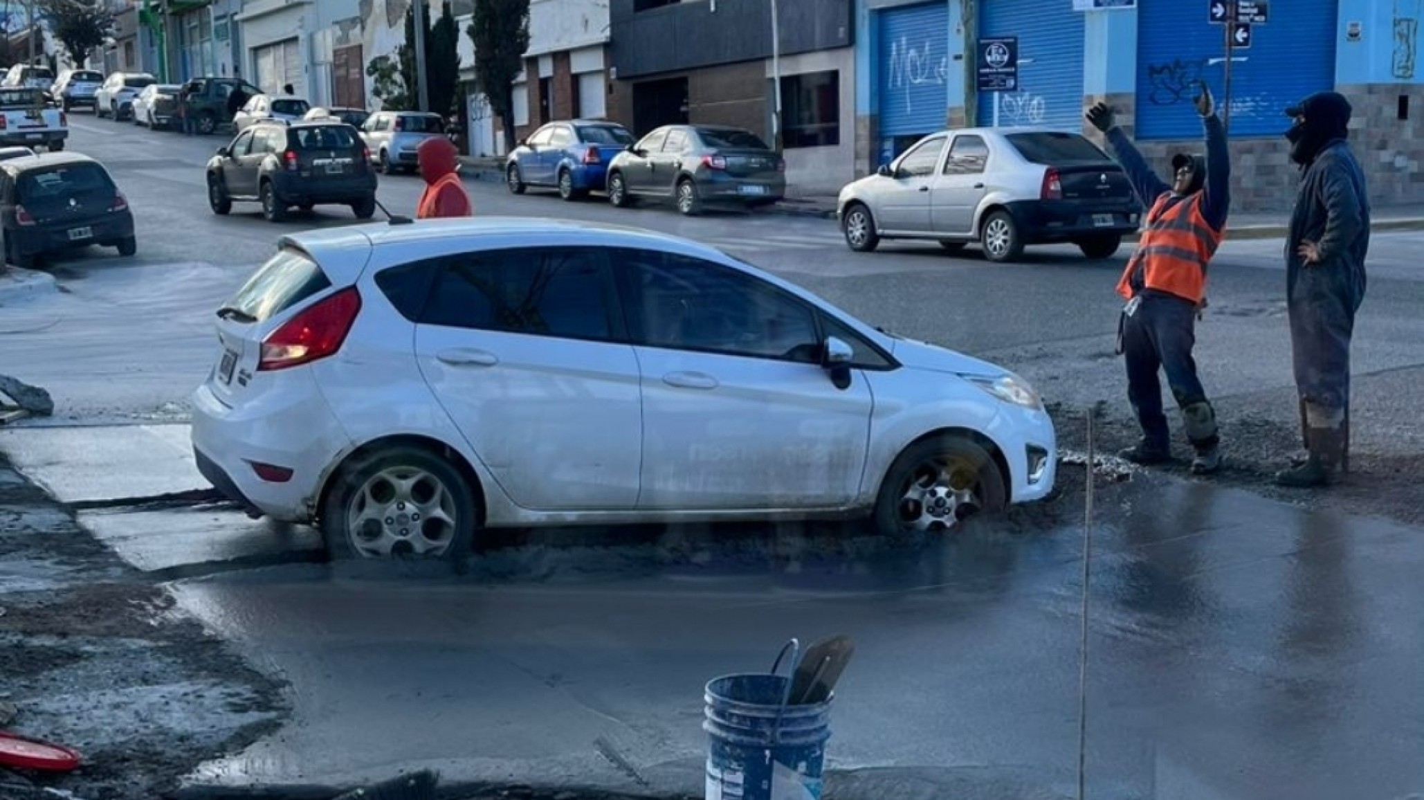 Se metió en el asfalto fresco: un auto quedó "atrapado" en una obra de bacheo en Comodoro