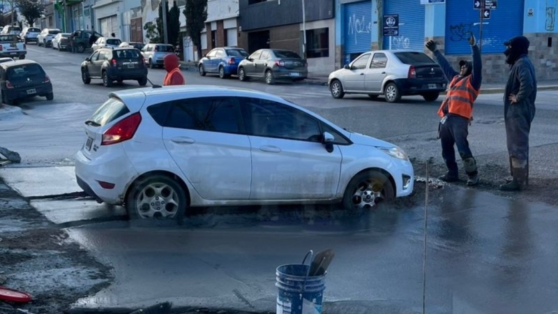 Se metió en el asfalto fresco: un auto quedó "atrapado" en una obra de bacheo en Comodoro
