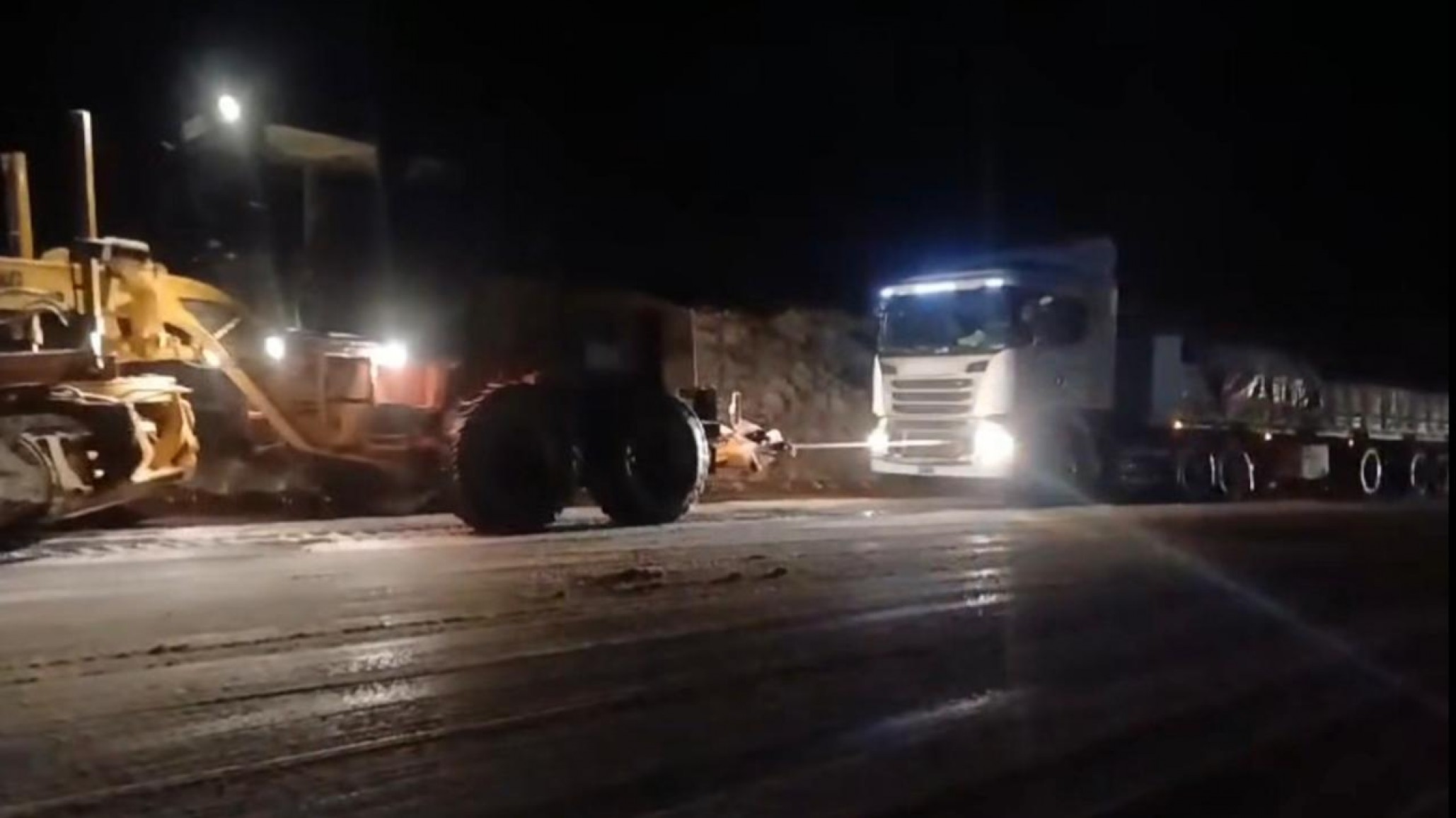 Advierten por nieve y hielo en la Ruta 26: trabajan para asistir a camiones y despejar la calzada