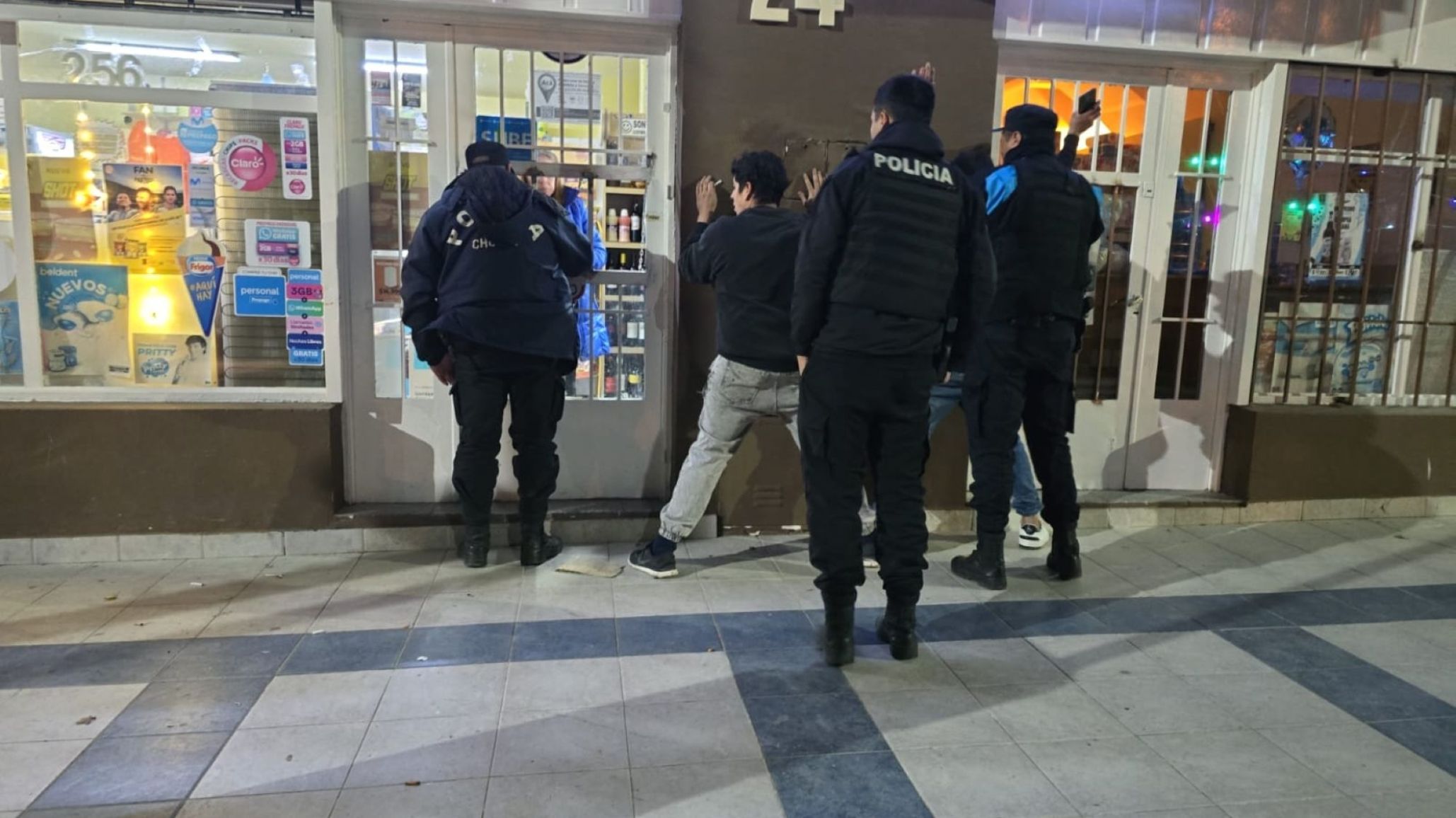 Comodoro Rivadavia: le robaron el celular y dinero en plena madrugada y detuvieron a dos sospechosos