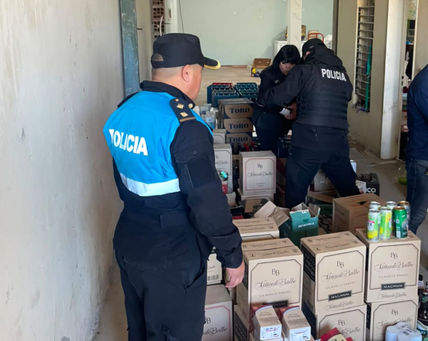 Allanamiento en Km 8: desbaratan un presunto comercio ilegal de alcohol en Comodoro Rivadavia