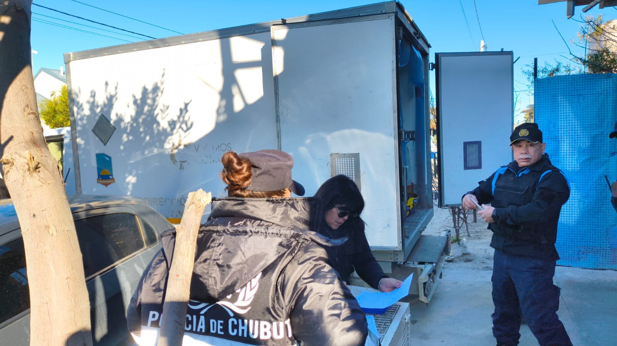 Tras un allanamiento, analizan canjear más de 1.200 litros de alcohol por alimentos para un comedor