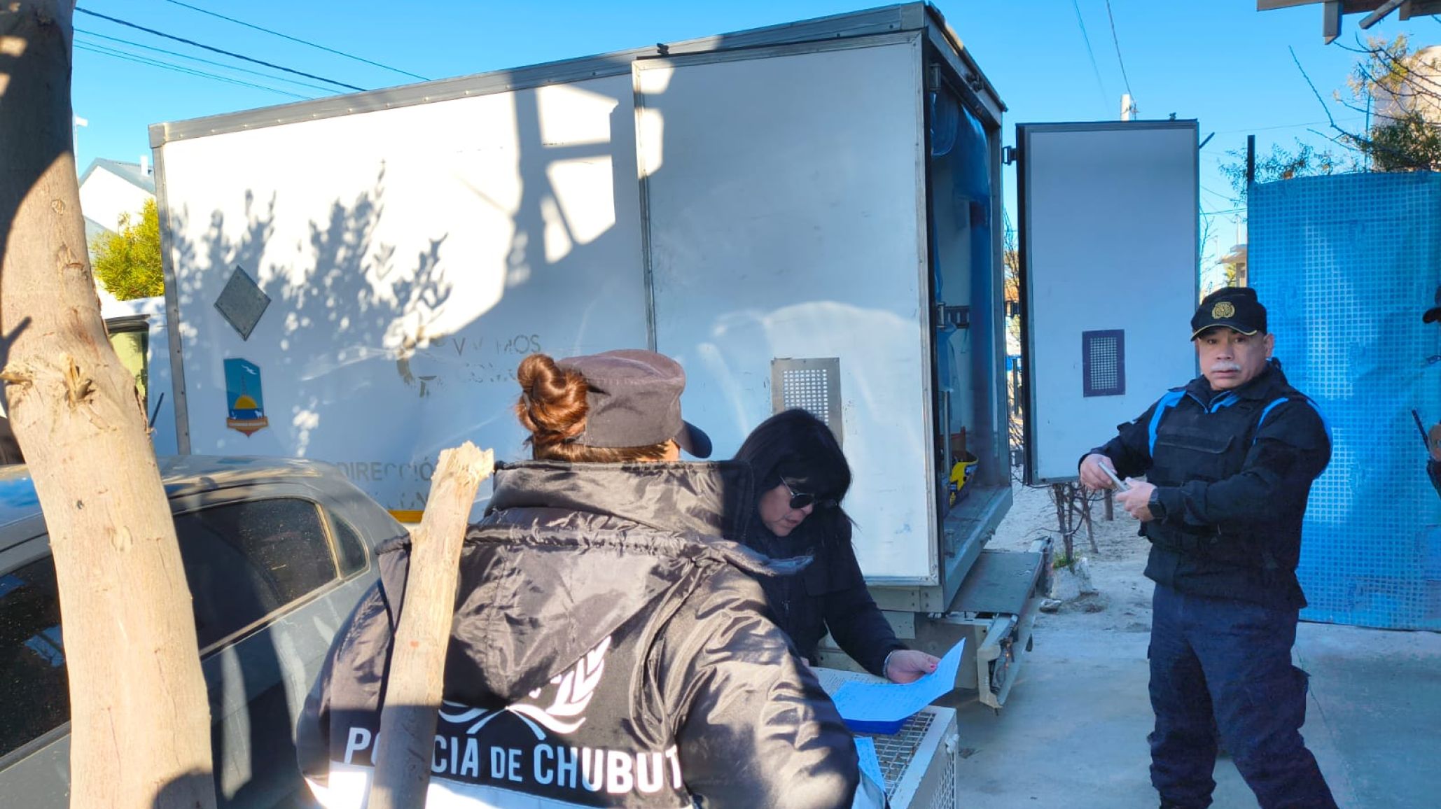 Tras un allanamiento, analizan canjear más de 1.200 litros de alcohol por alimentos para un comedor