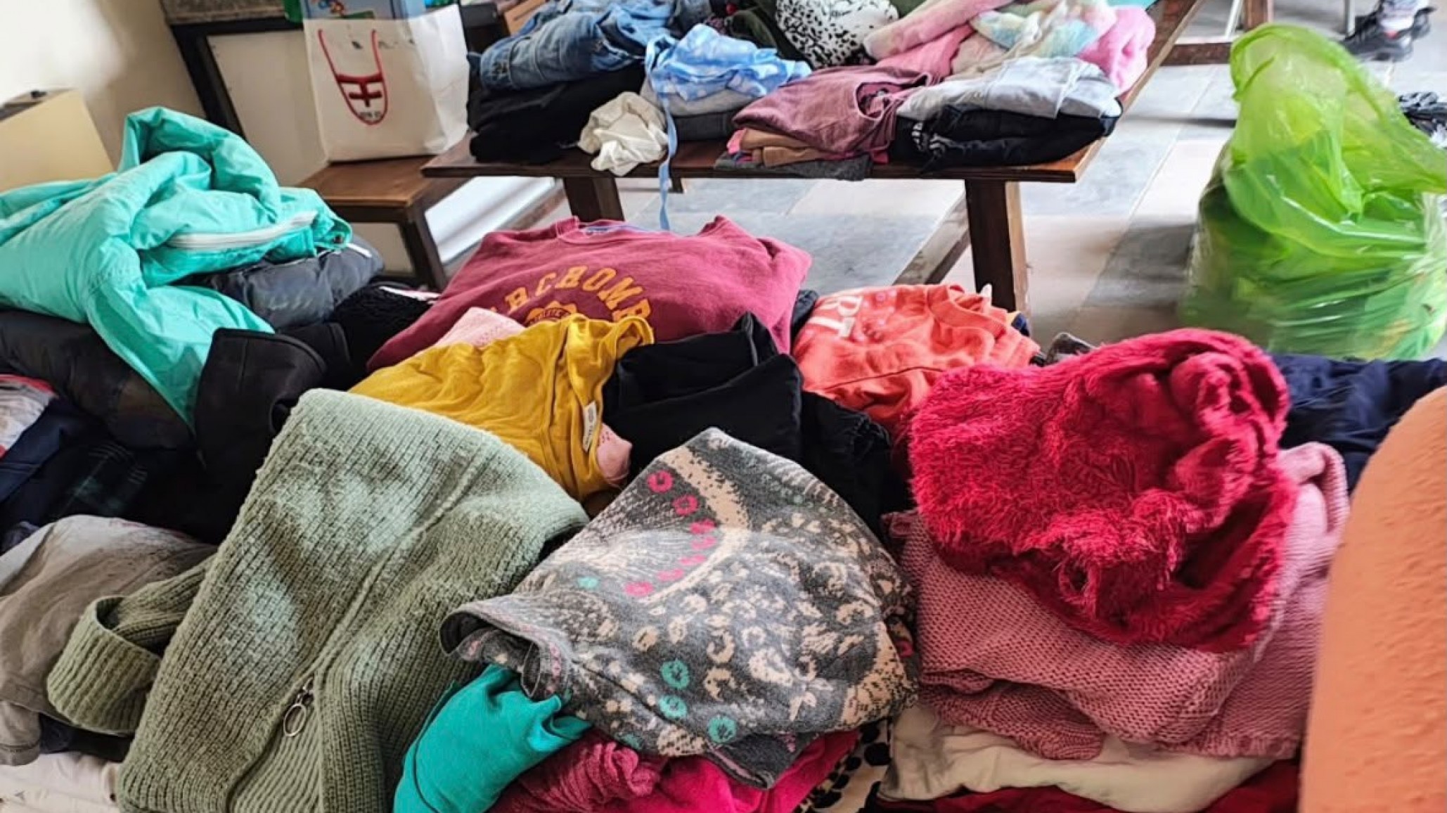 Realizaron un ropero solidario para asistir a familias de Kilómetro 14