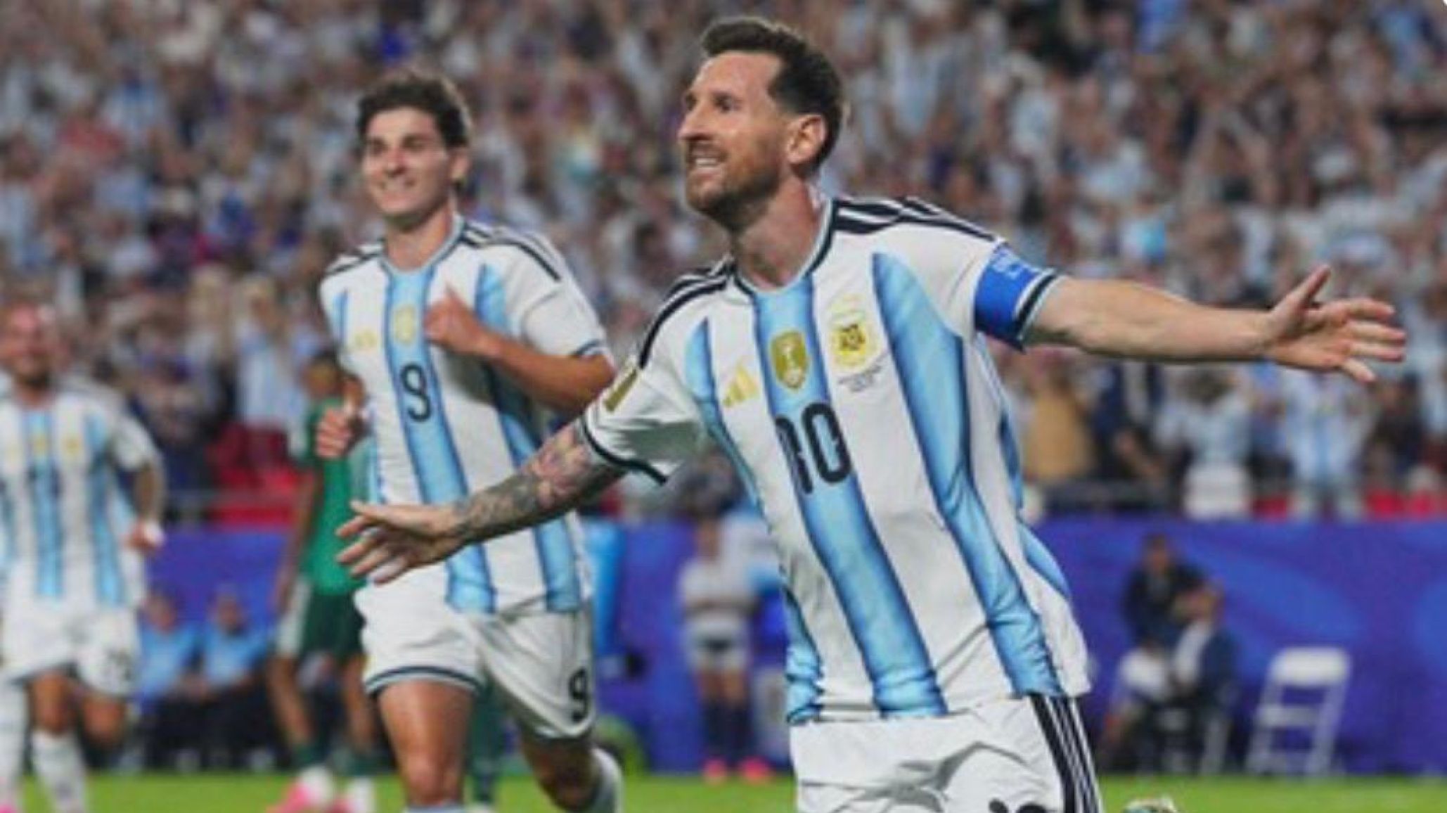 Messi brilló con un triplete y Argentina arrancó la defensa del título con una goleada