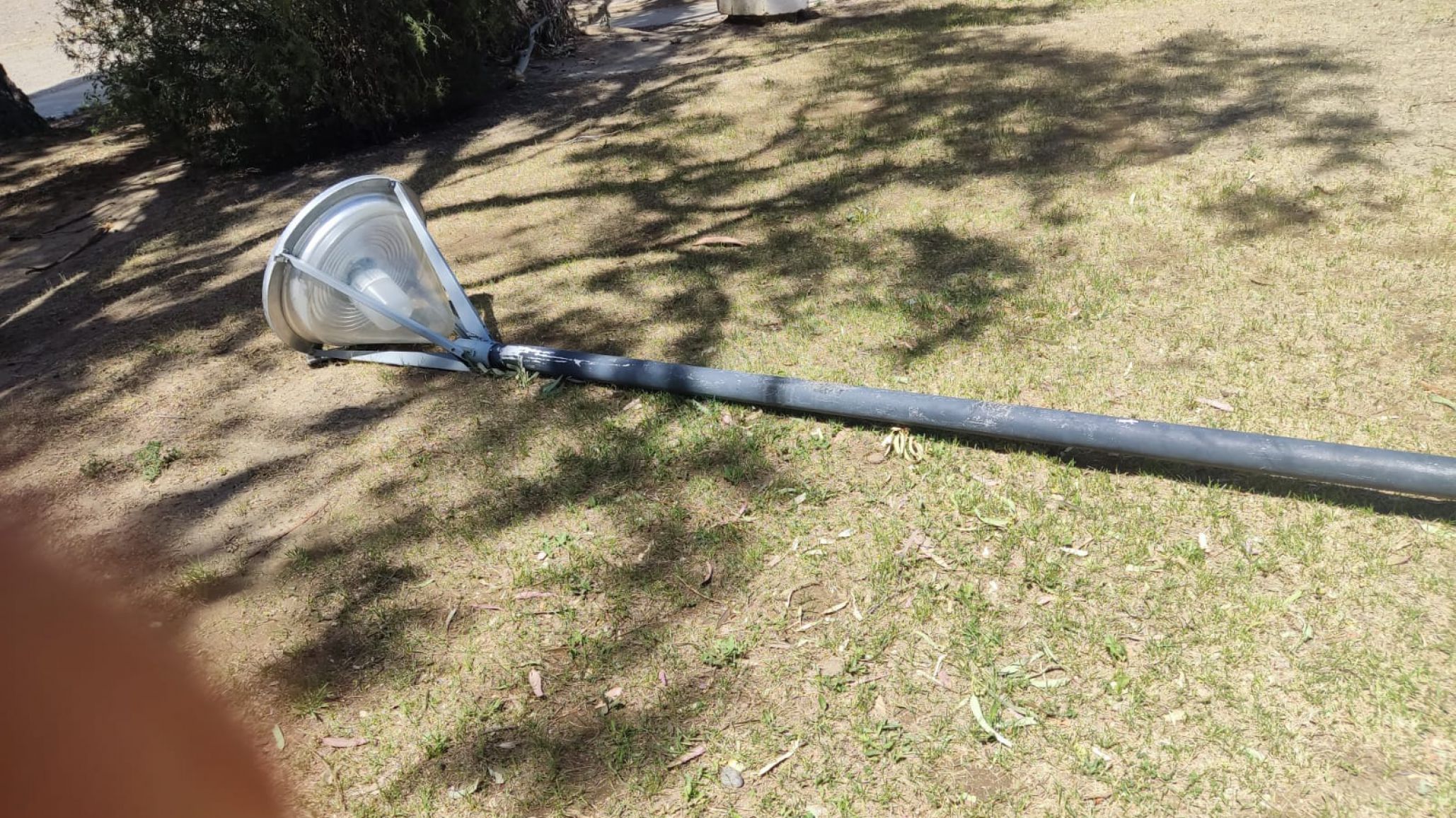 Preocupa el vandalismo en espacios públicos: denuncian robos de cables, daños en plazas y destrucción de luminarias