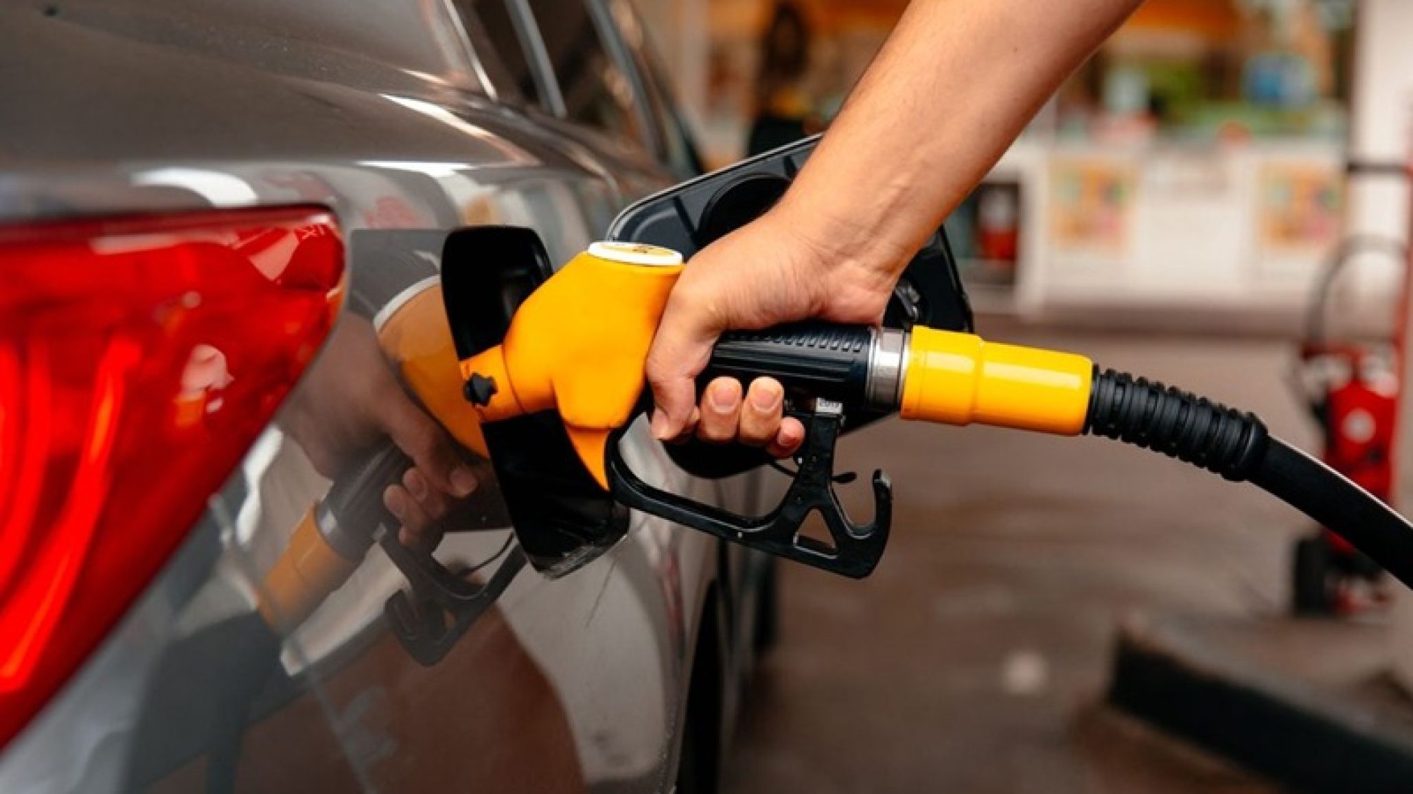El petróleo bajó, pero la nafta no: YPF aún no define cuando los conductores tendrán un alivio