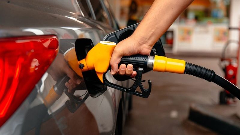 El petróleo bajó, pero la nafta no: YPF aún no define cuando los conductores tendrán un alivio