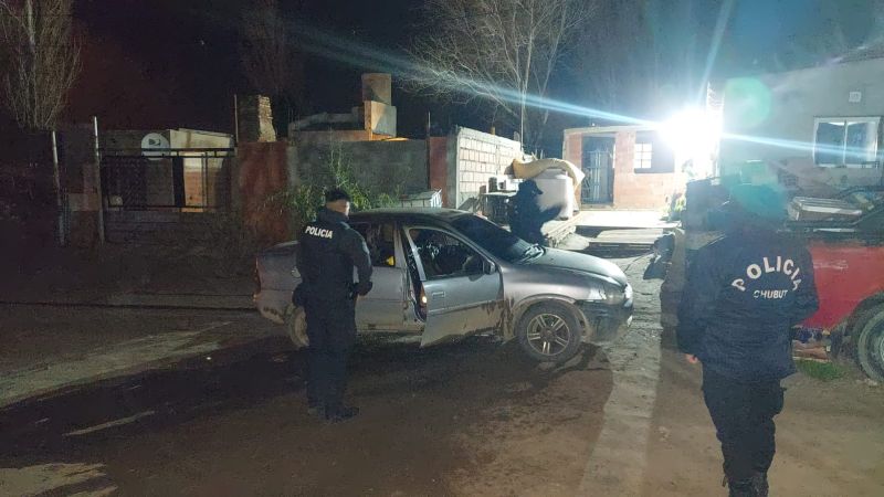 Intentaron incendiar un auto en Km. 8 y la Policía identificó a los presuntos autores