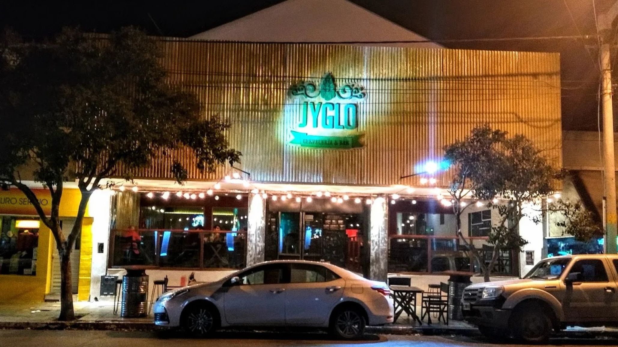 "No estaba perdido, andaba de parranda": buscaban a un octogenario en una ciudad de Chubut y apareció en un pub