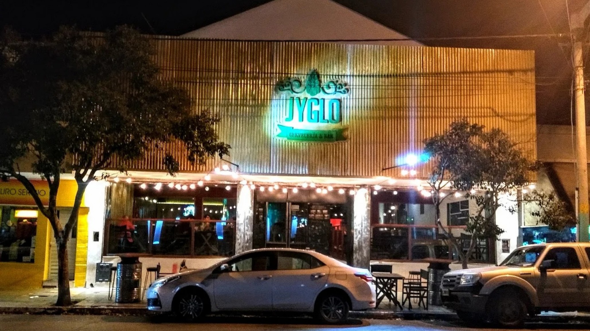 "No estaba perdido, andaba de parranda": buscaban a un octogenario en una ciudad de Chubut y apareció en un pub