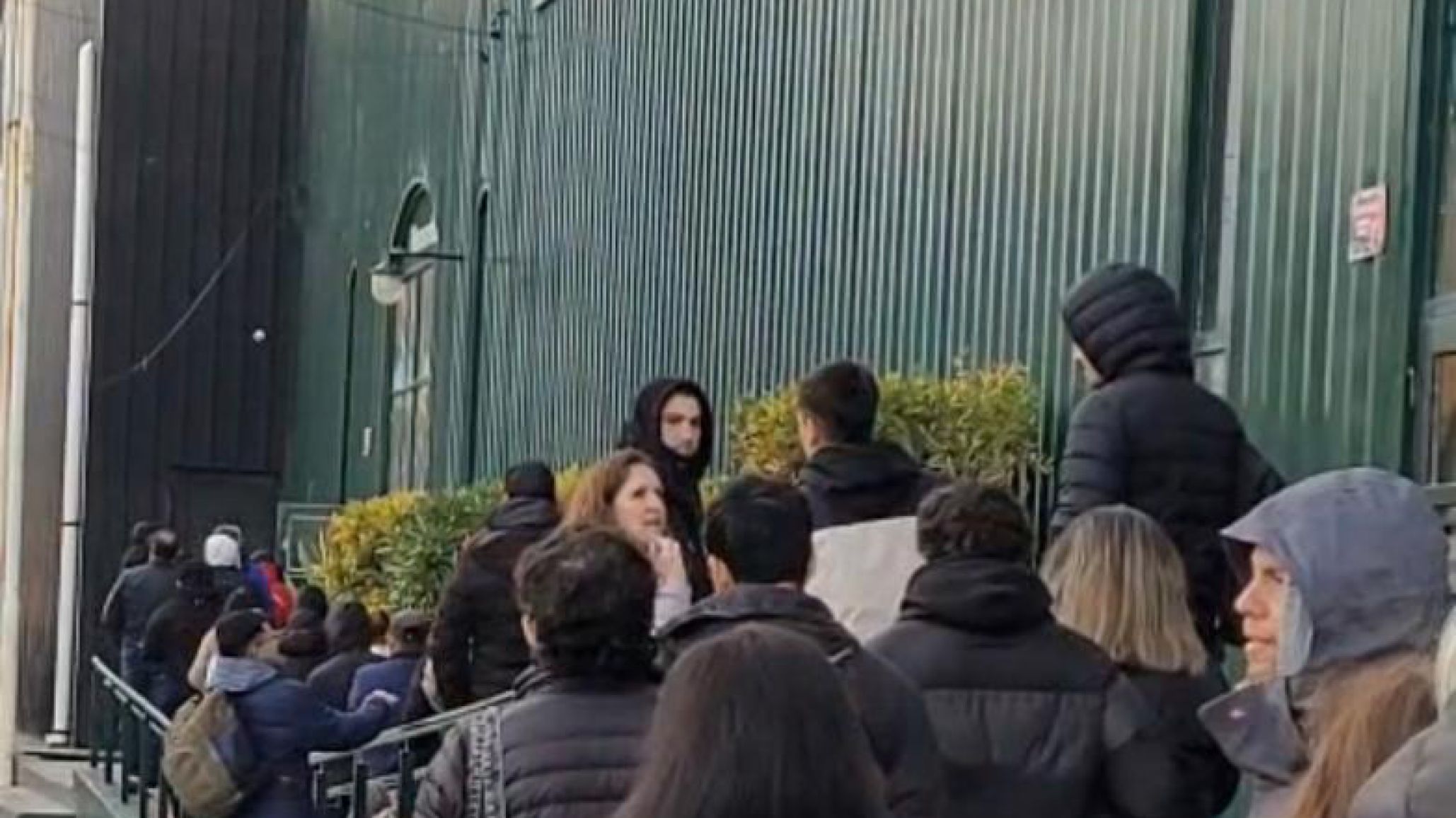 La ilusión "verde": pese a que la venta de entradas comienza a las 14 horas, hay fila desde la madrugada en el Socios Fundadores