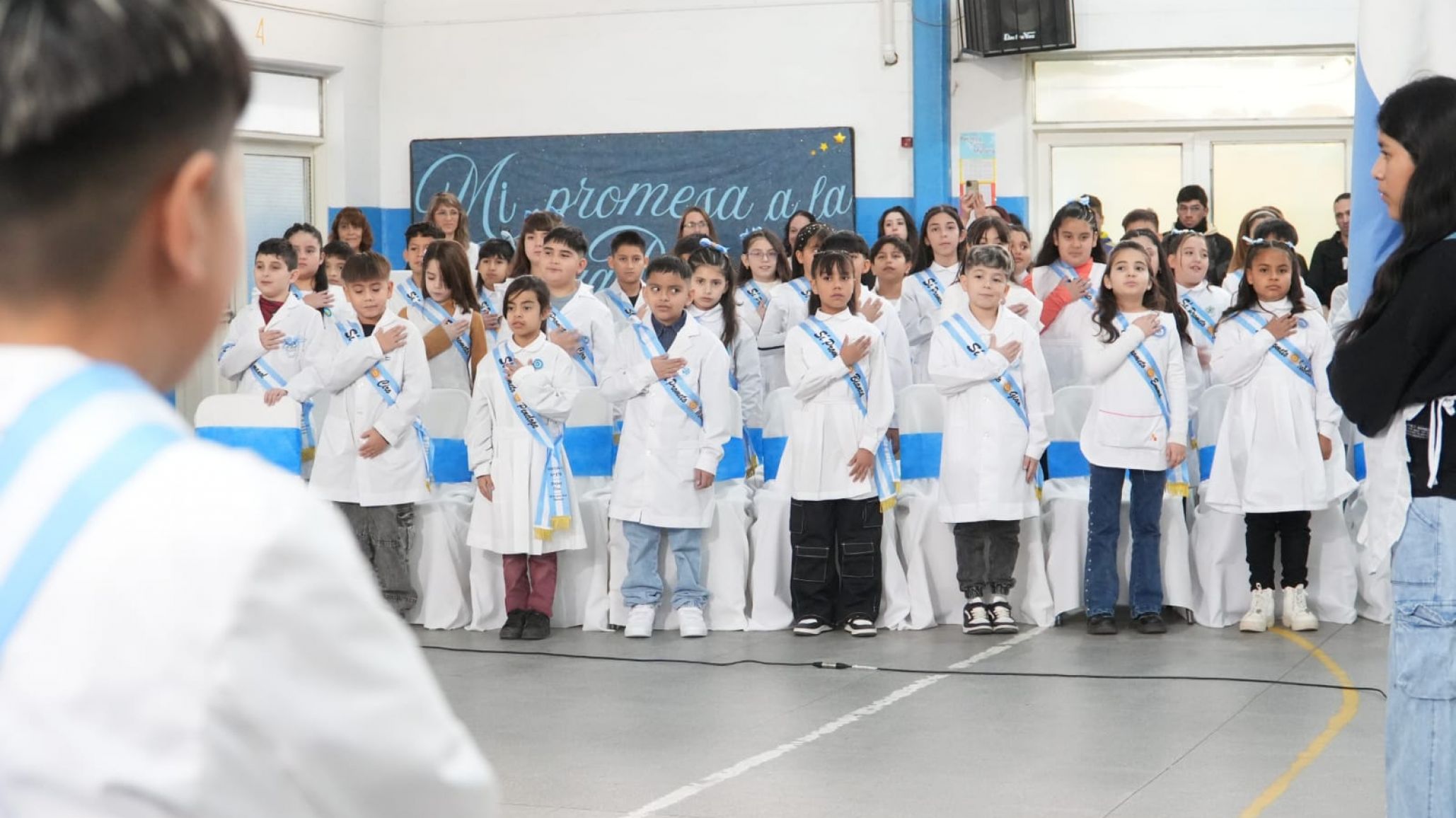 Promesa en las aulas: Más de 8.700 estudiantes chubutenses reafirman su lealtad a las banderas nacional y provincial