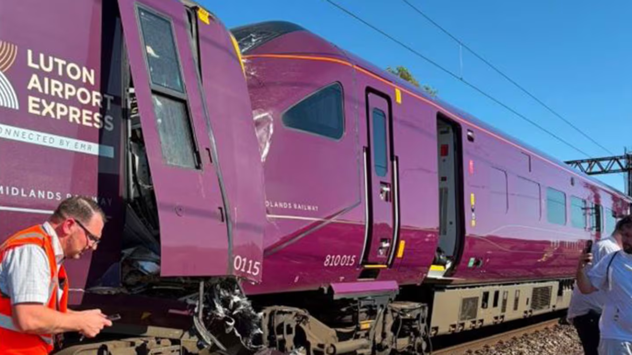 Choque de trenes en Inglaterra: al menos un muerto y 89 heridos