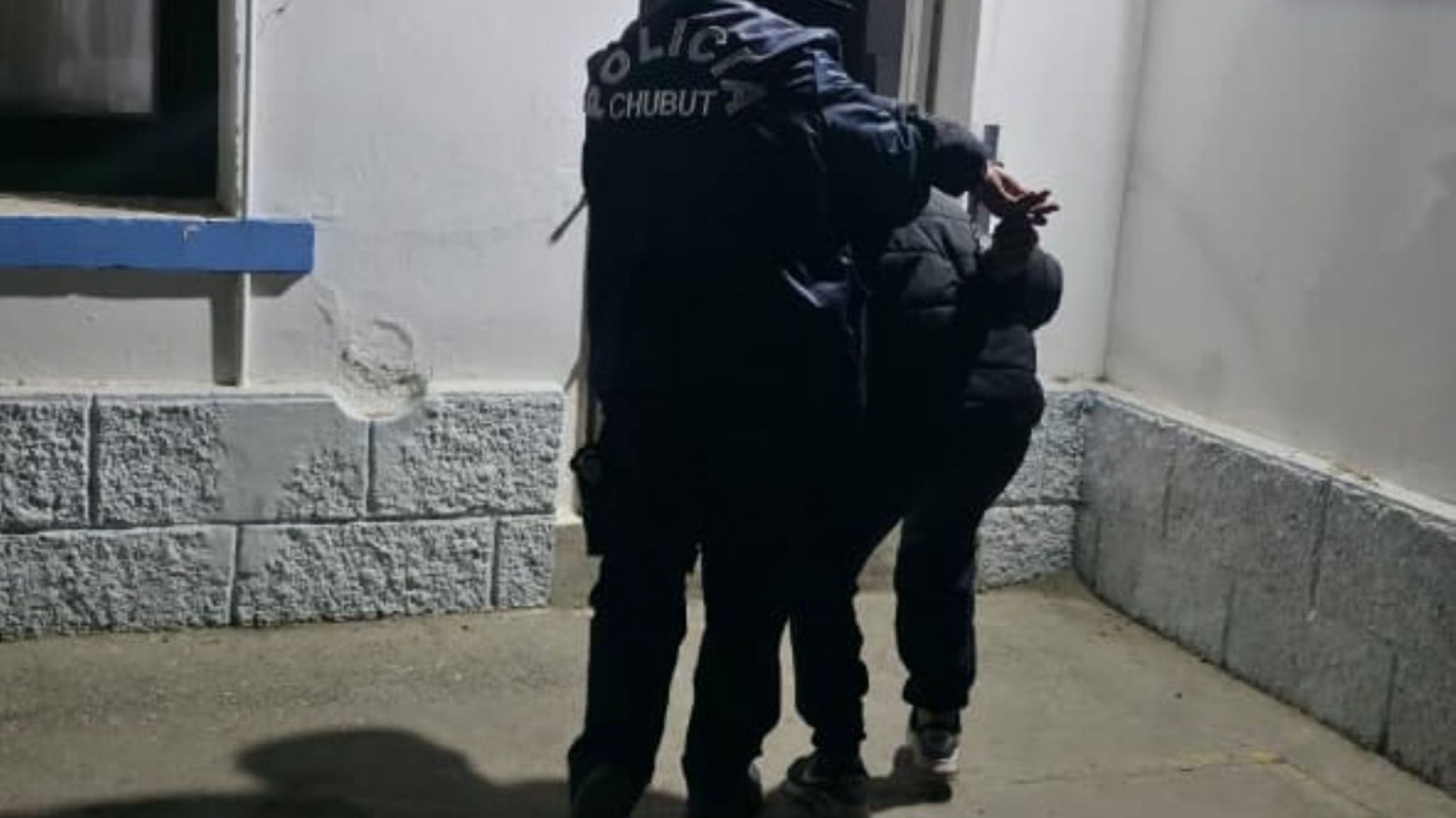 Comodoro Rivadavia: demoraron a un joven por disturbios y secuestraron una moto sin patente frente a Hipertehuelche