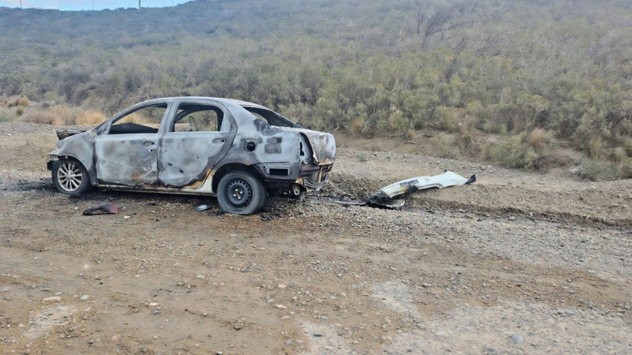 Comodoro Rivadavia: investigan el incendio de un auto en Camino Saavedra y Laprida que aún no retiraron